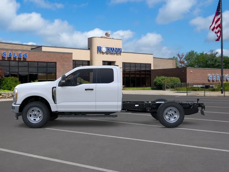 New 2026 Oxford White Ford F-350® XL image 3