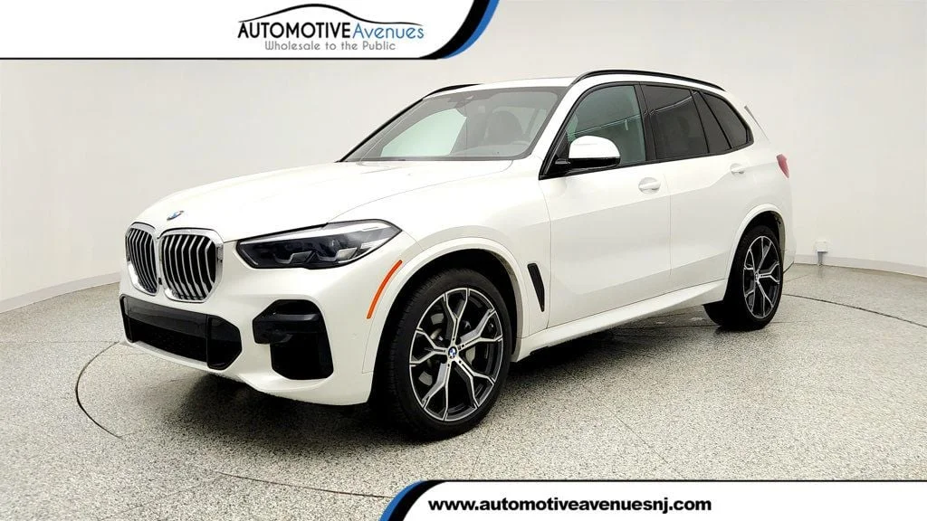 Used 2023 Mineral White Metallic BMW xDrive30i SAV w/ M Sport Pkg & Premium Pkg image 1