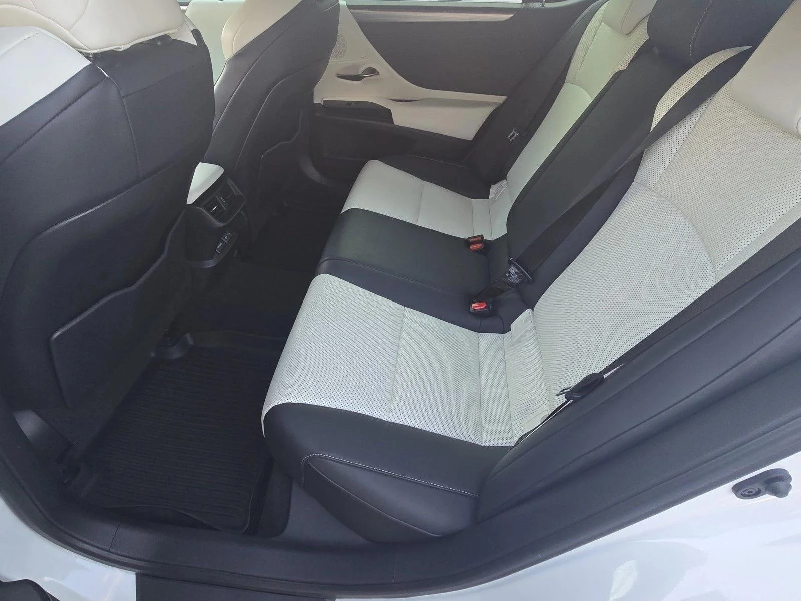 Certified Used 2023 Ultra White Lexus ES 350 F SPORT Handling image 19