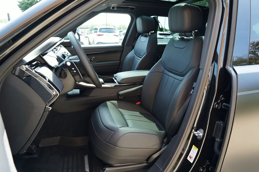 New 2026 Santorini Black Land Rover Dynamic SE image 13