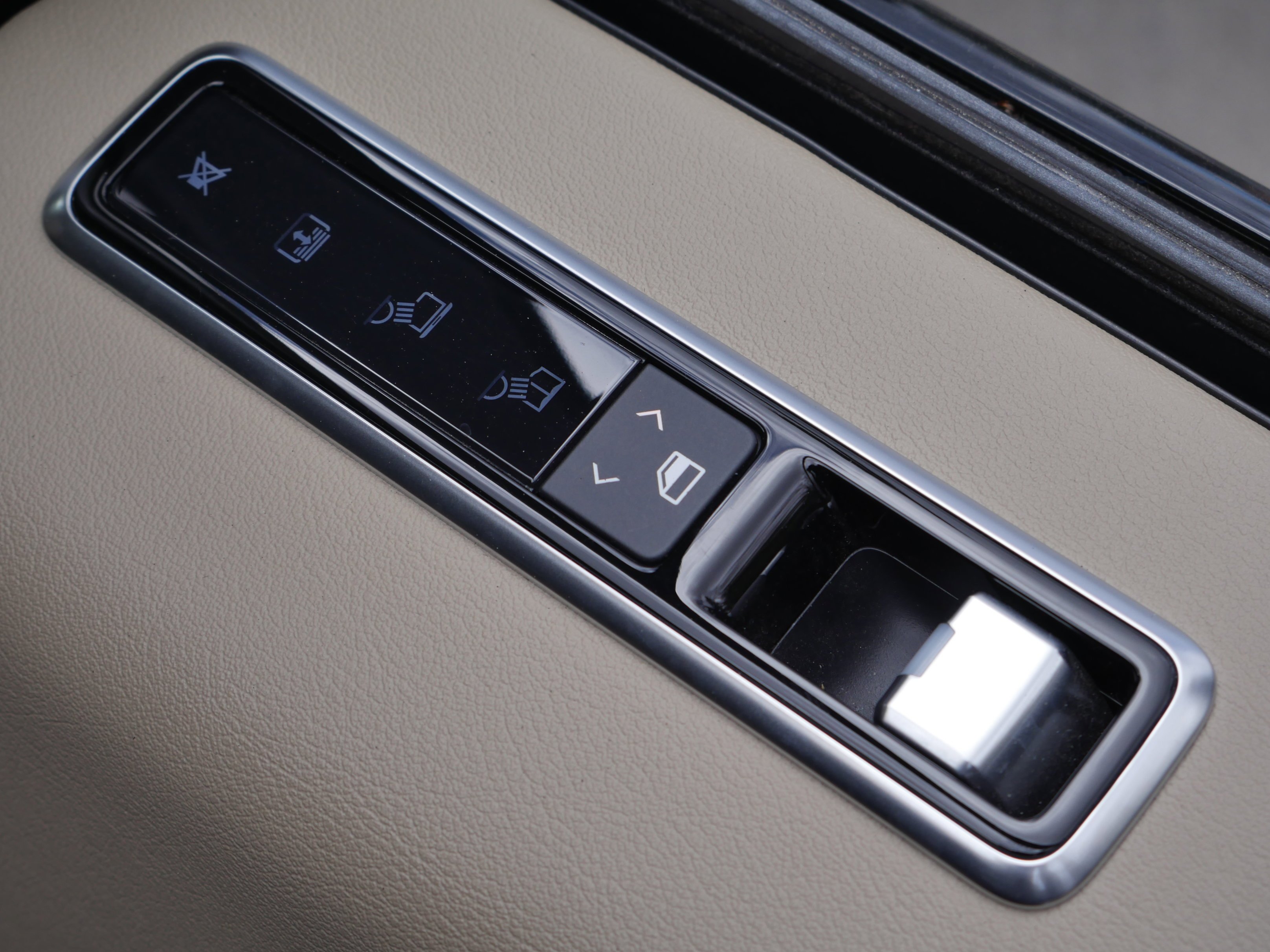 Used 2019 Fuji White Land Rover  image 38