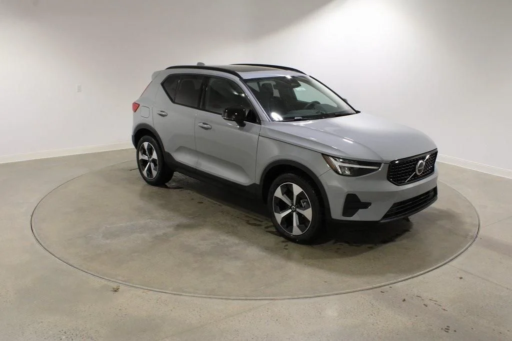 Used 2026 Gray Metallic Volvo B5 Core image 8