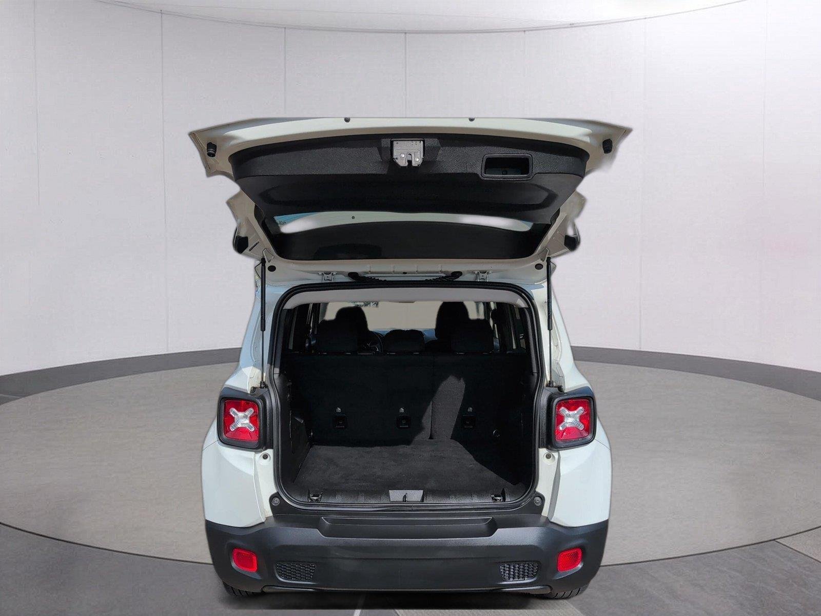 Used 2023 Alpine White Clearcoat Jeep Latitude image 5