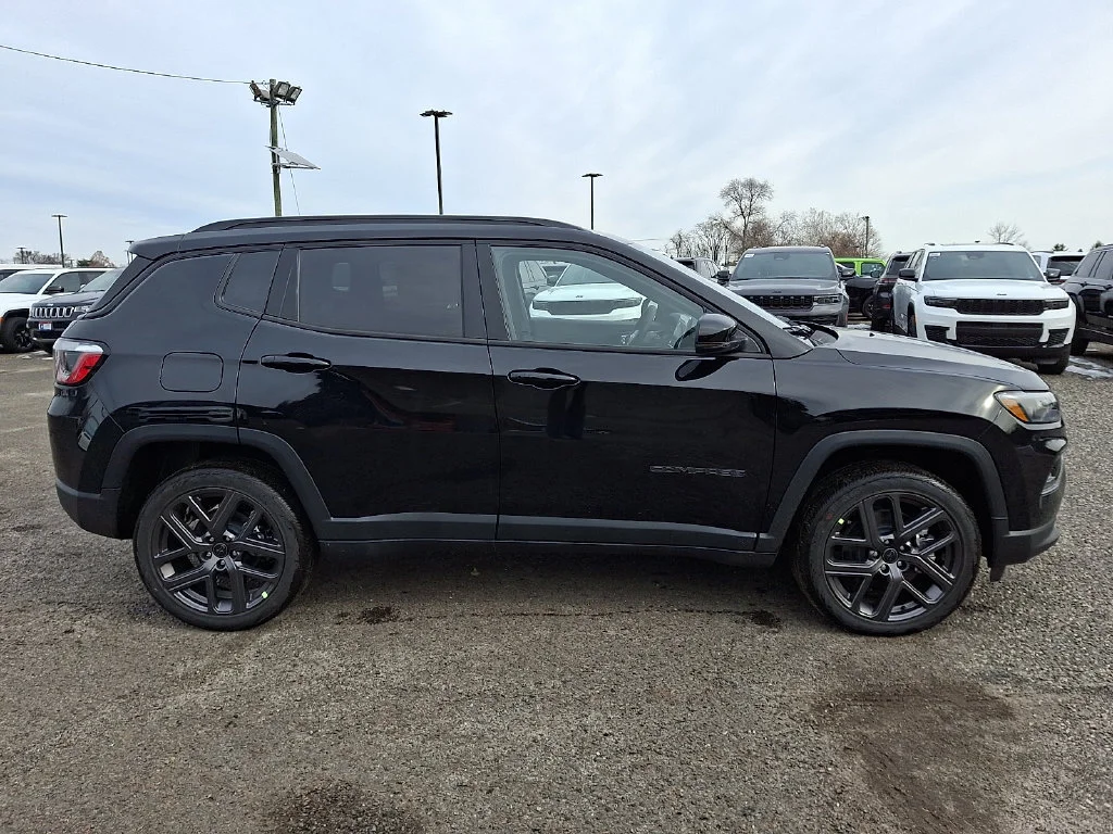 New 2026 Diamond Black Crystal Pearl-Coat Exterior Paint Jeep Limited Altitude image 9