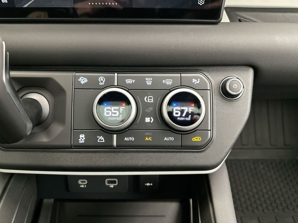 Used 2024 Santorini Black Metallic Land Rover S image 10