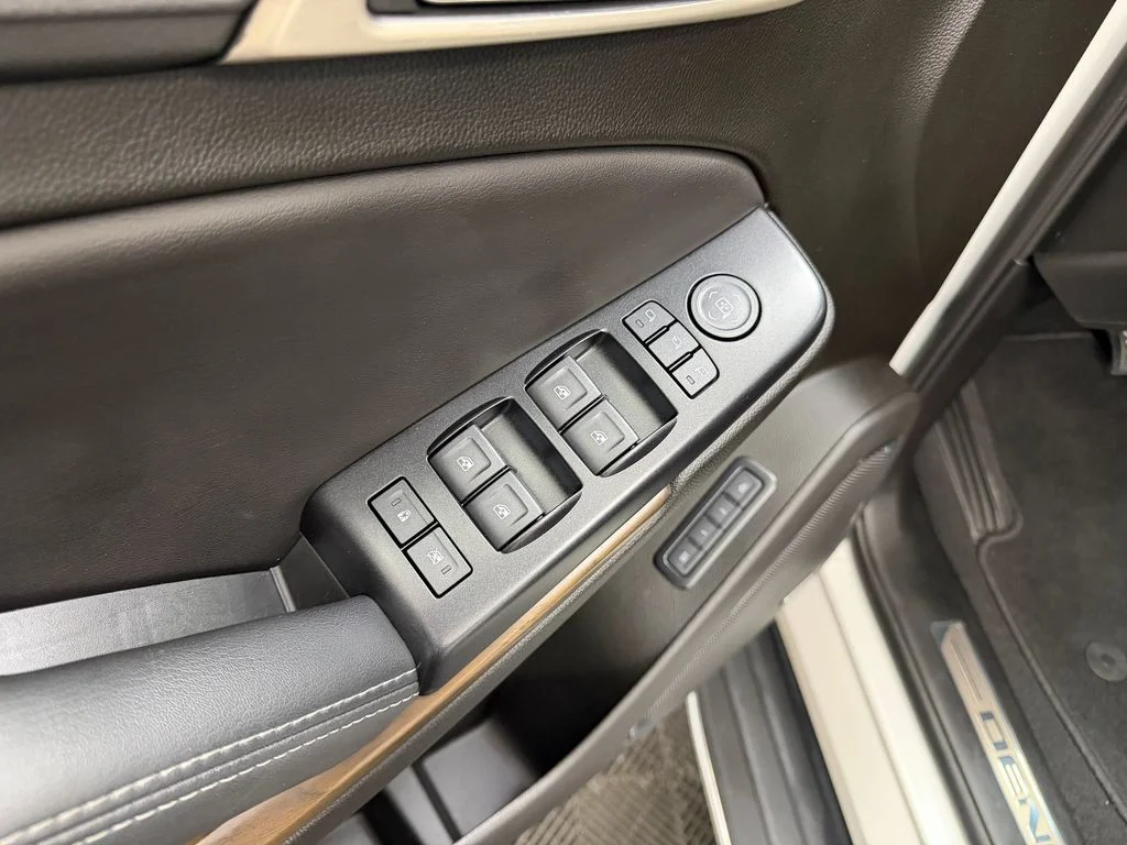 Used 2019 White Frost Tricoat GMC Denali image 13