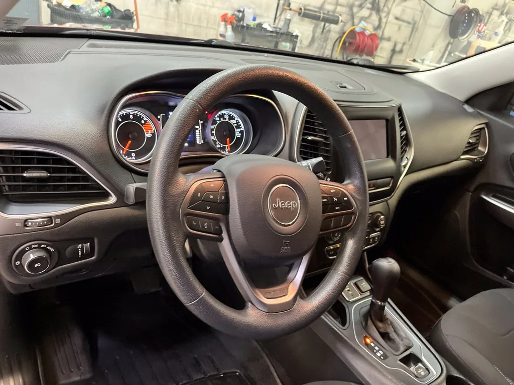 Used 2019 Red Jeep Latitude image 12