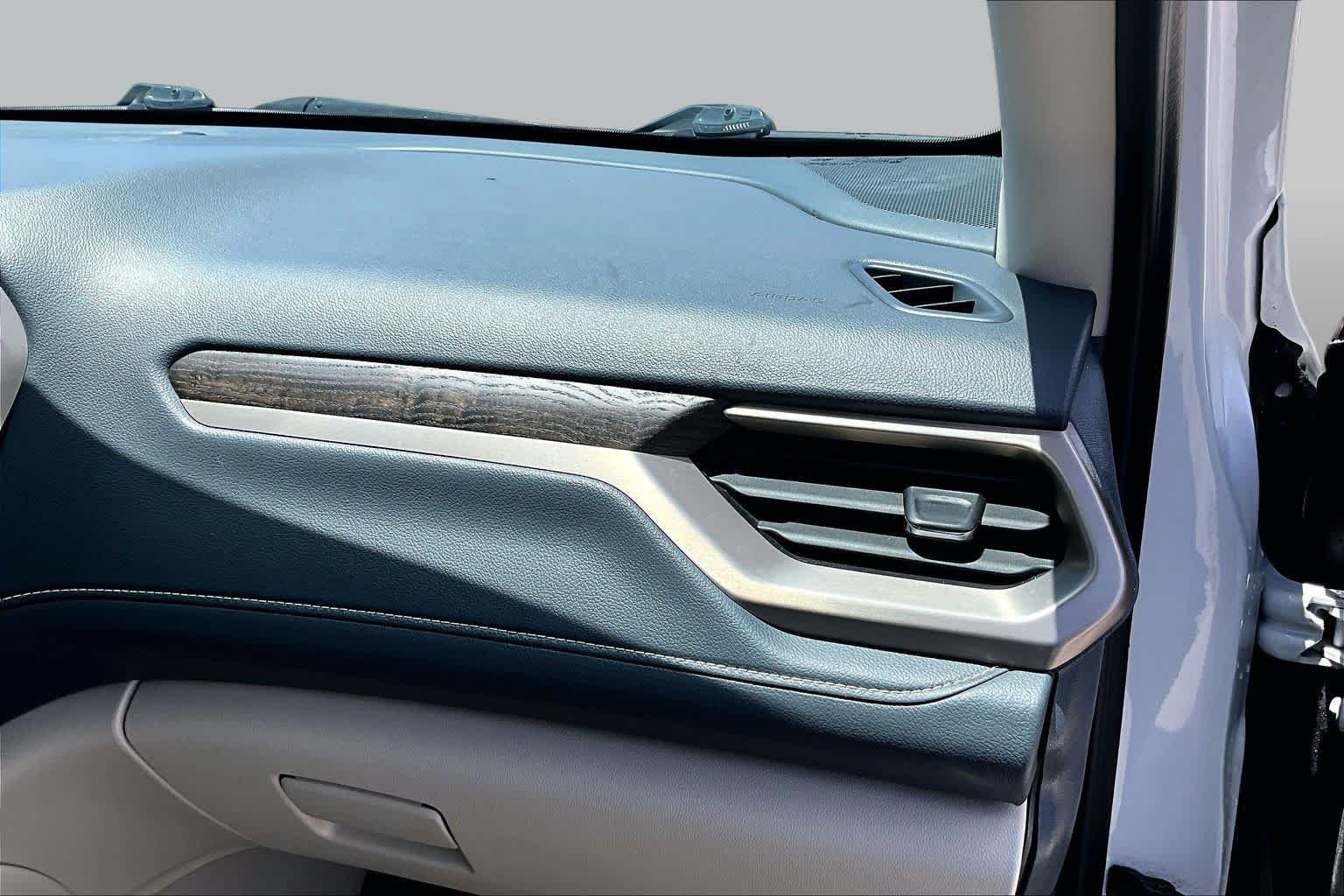 Used 2023 White Frost Tricoat GMC Denali image 19
