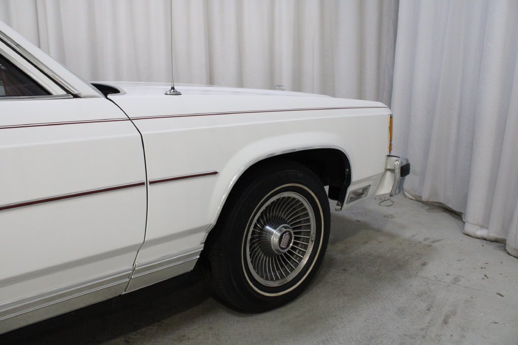 Used 1987 White Ford LX image 23