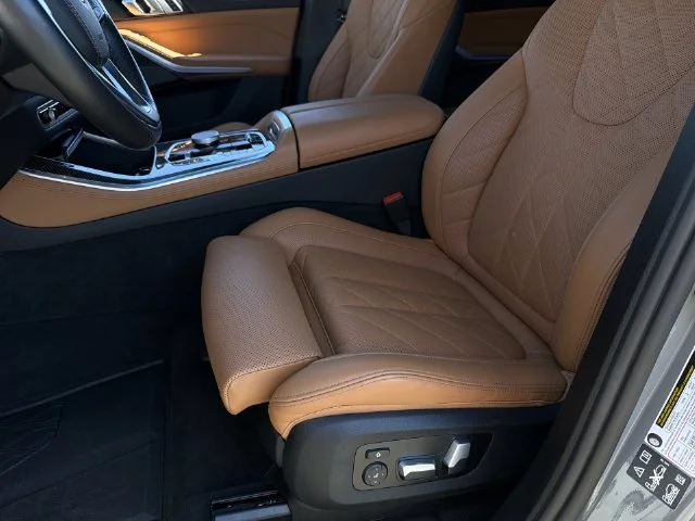 Used 2025  BMW xDrive40i image 21