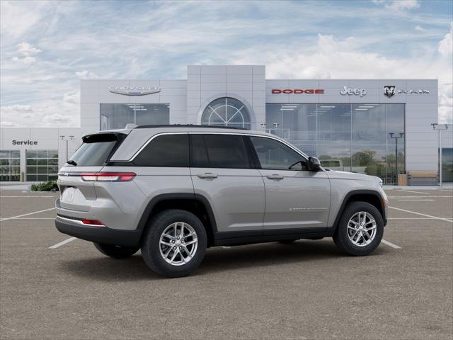 New 2026 Silver Zynith Exterior Paint Jeep Laredo 4x4 image 30