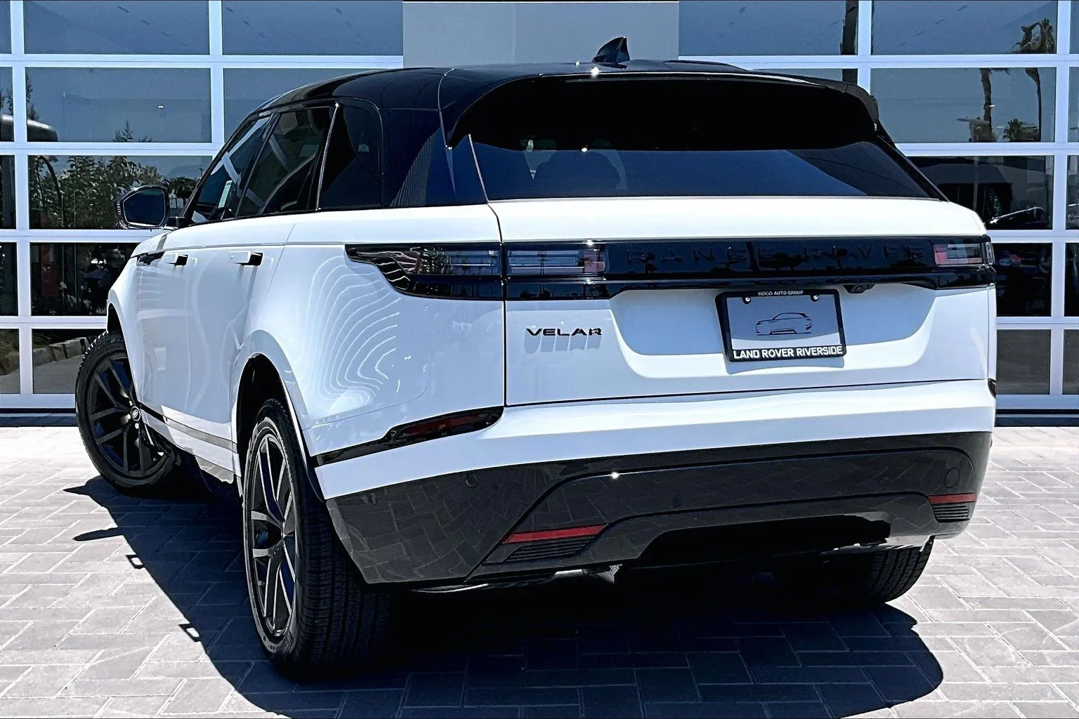New 2026 Fuji White Land Rover Dynamic SE image 3