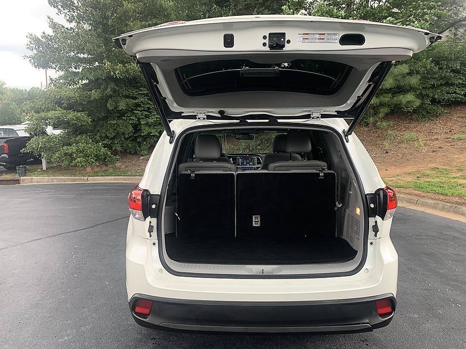 Used 2019 Blizzard Pearl Toyota XLE image 29