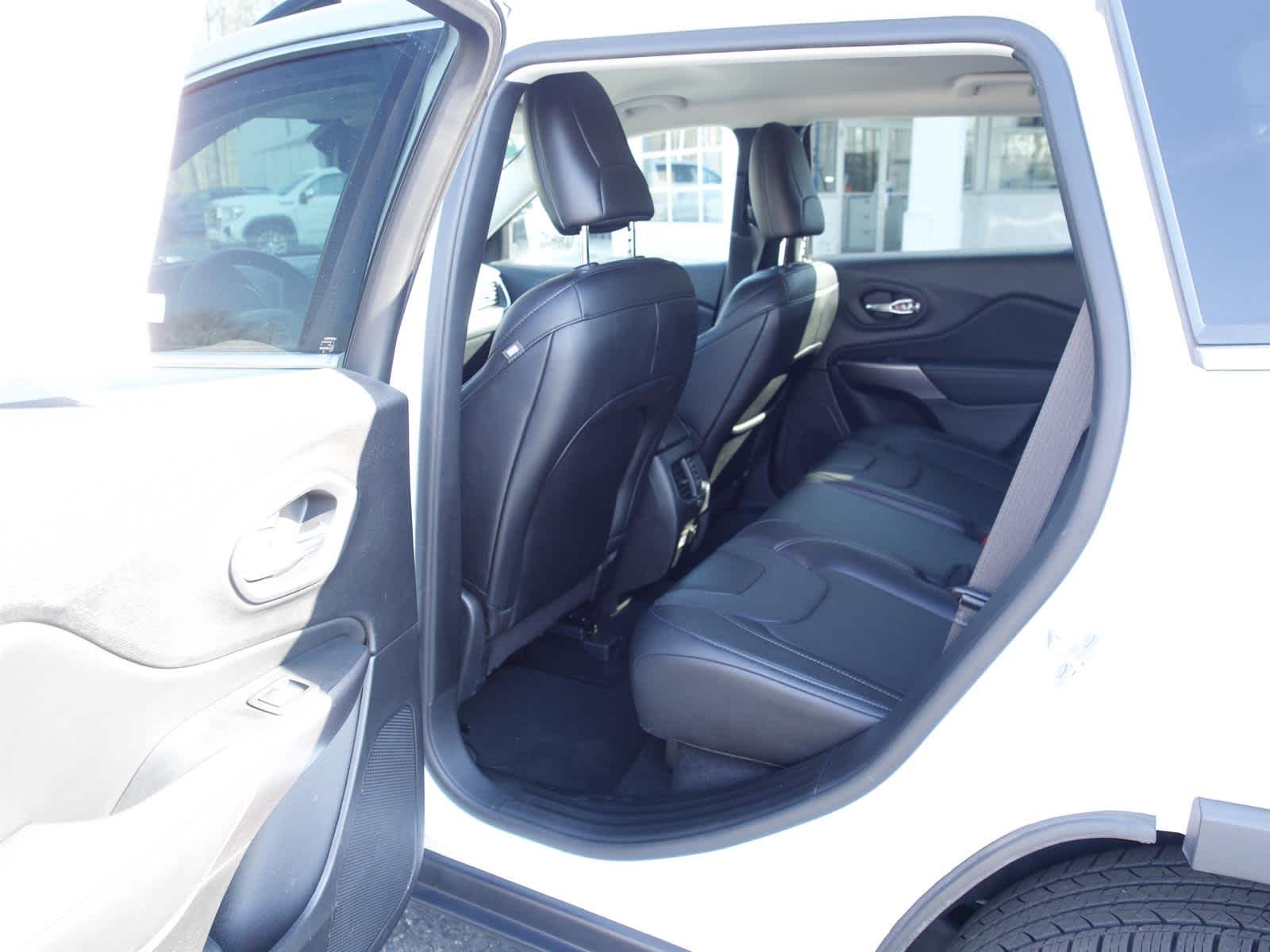 Used 2022 White Jeep Latitude Lux 4x4 image 13