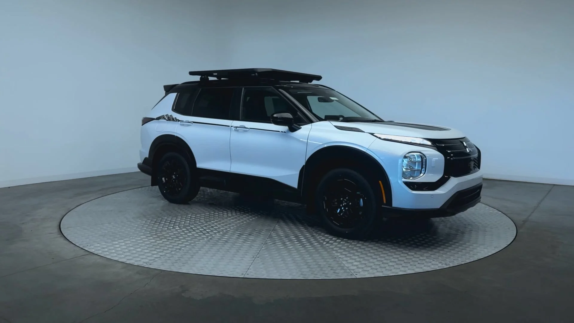 New 2026 White Diamond/Black Roof Mitsubishi Trail Edition image 2