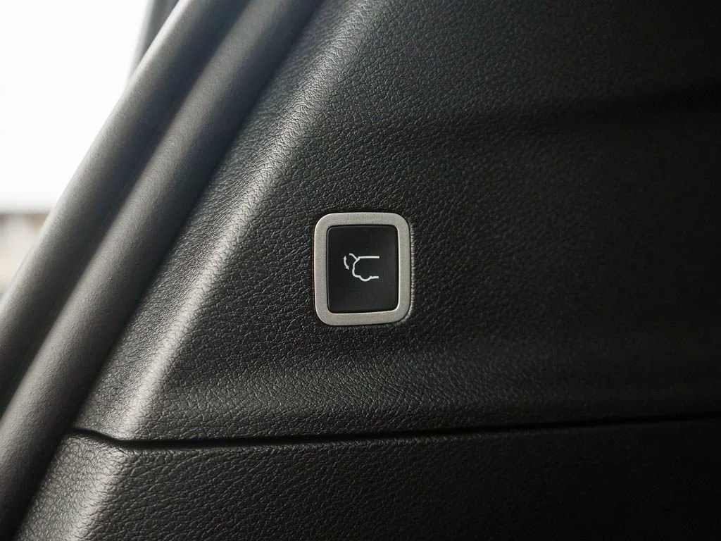 New 2026 Diamond Black Crystal Pearlcoat Chrysler Select image 9