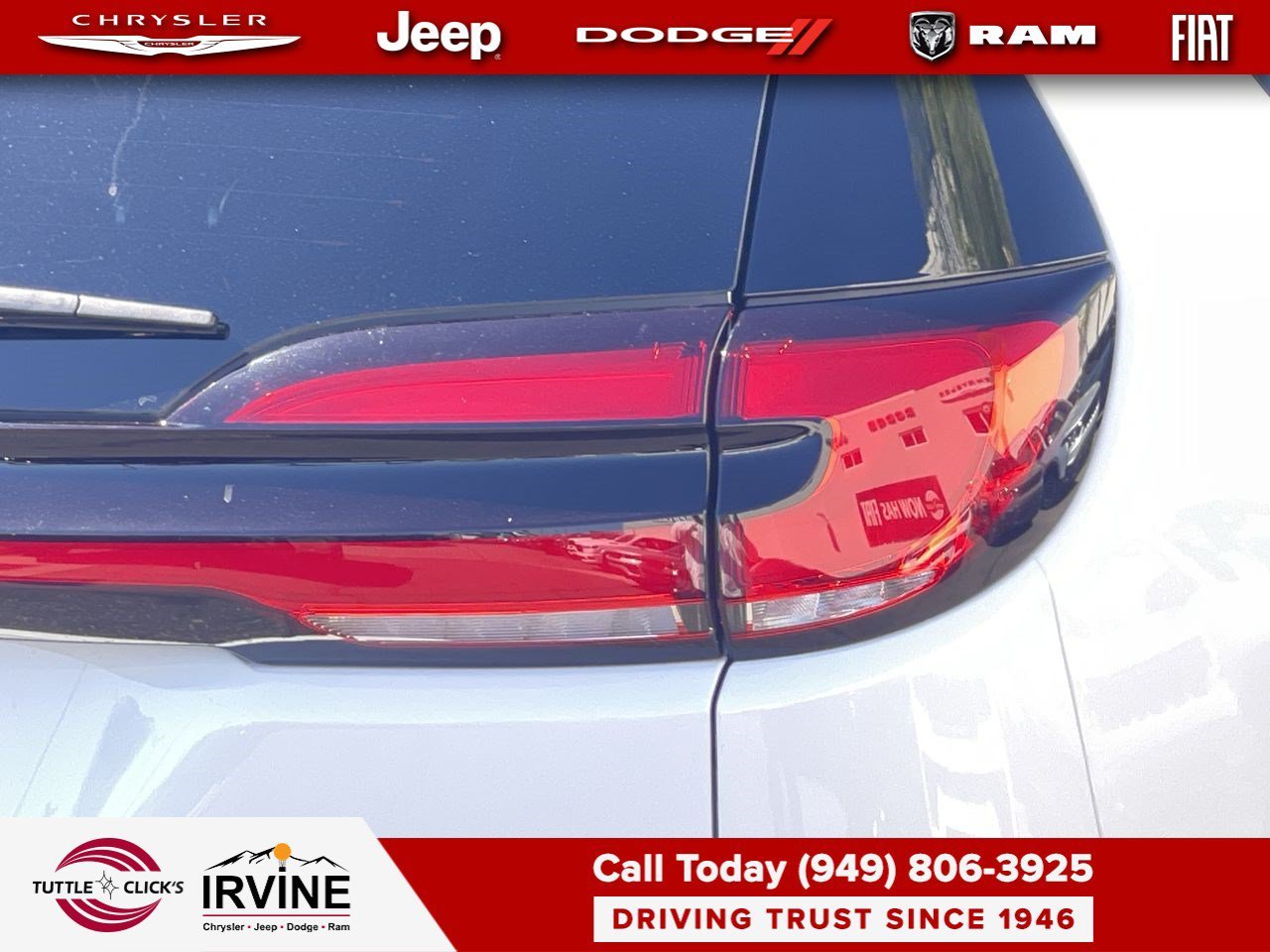 New 2027 Bright White Clear-Coat Exterior Paint Chrysler Select image 9