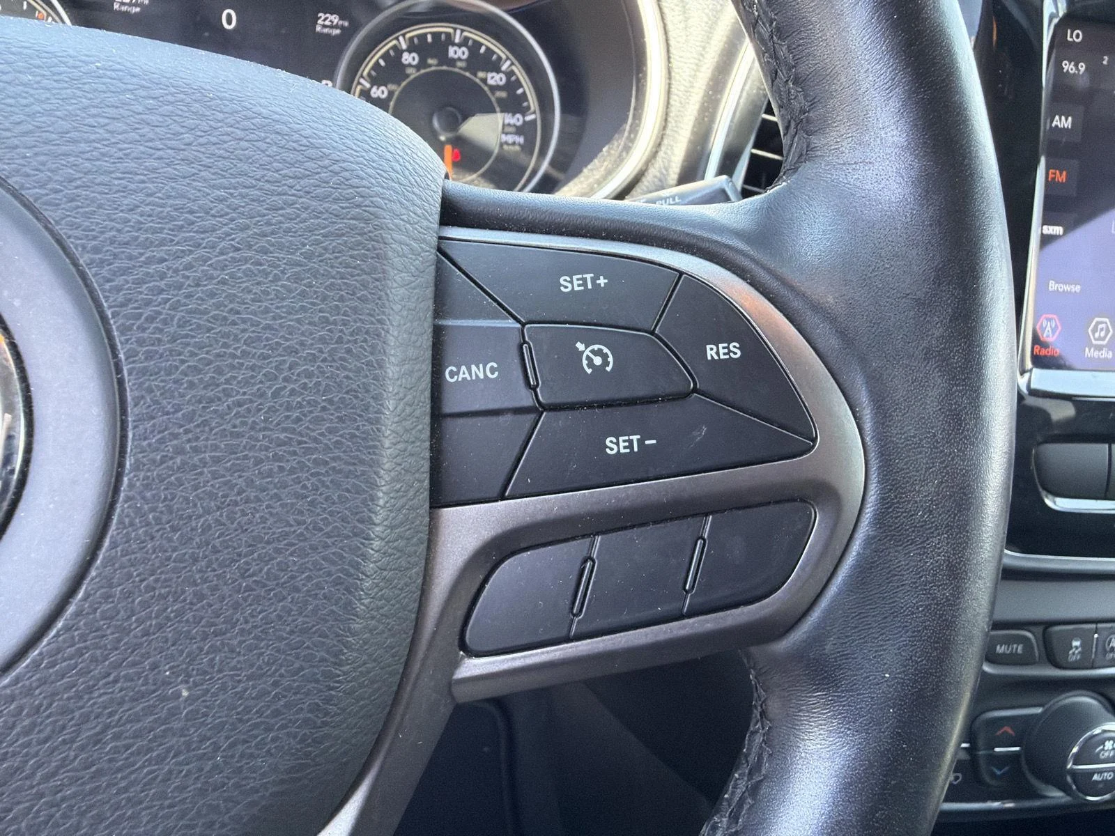 Used 2020 Diamond Black Crystal Pearlcoat Jeep Limited image 15