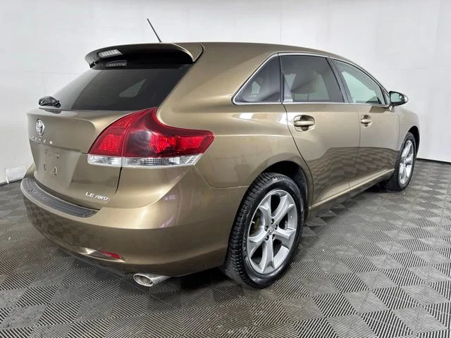 Used 2013 Golden Toyota LE image 3