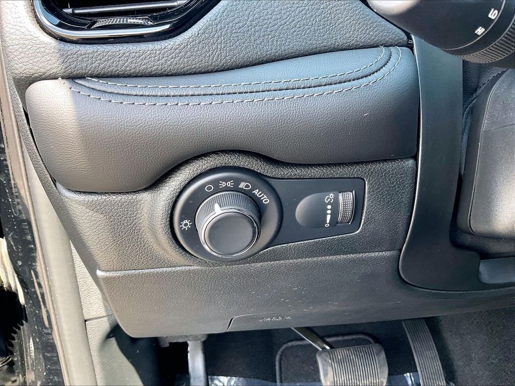 Used 2024 DB Black Clearcoat Dodge SXT image 25