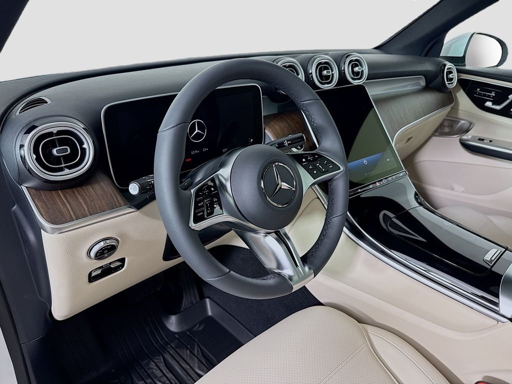 New 2026 MANUFAKTUR Moonlight White Metallic Mercedes-Benz GLC 300 image 9