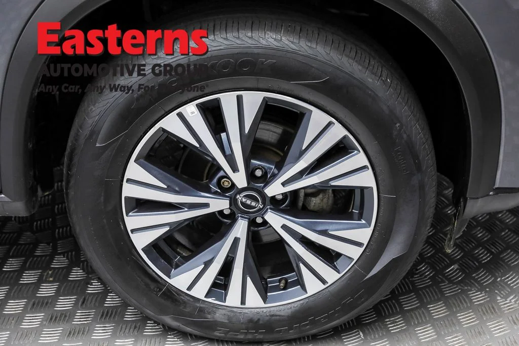 Used 2022 Gray Nissan SV image 29