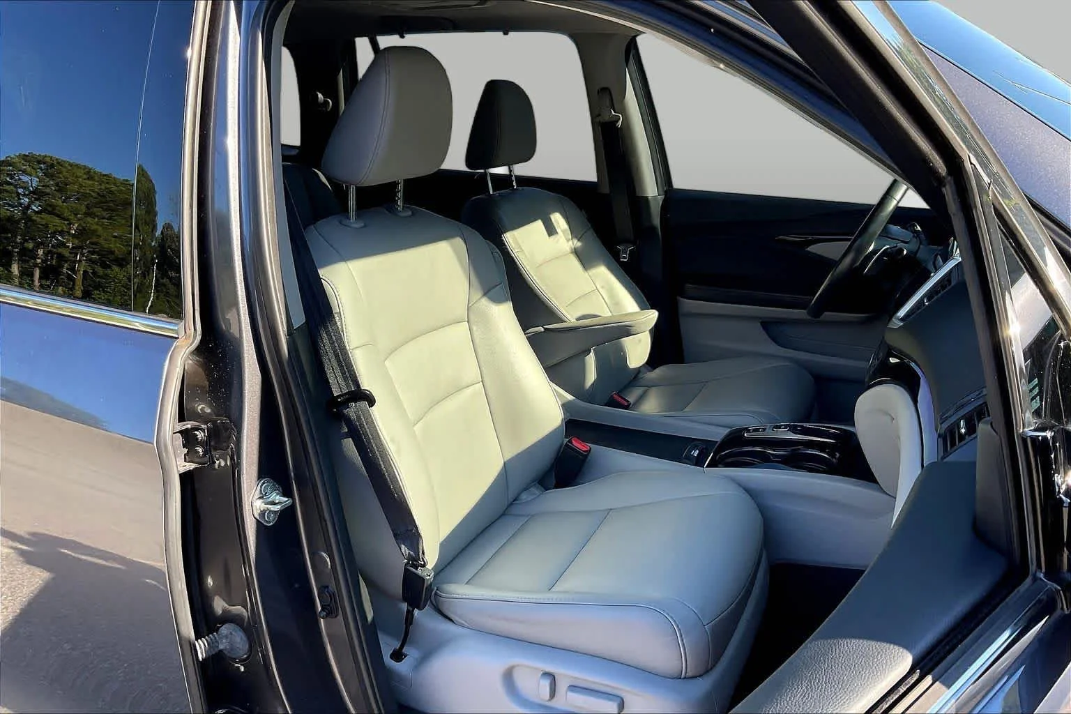 Used 2017 Lunar Silver Metallic Honda Touring image 8