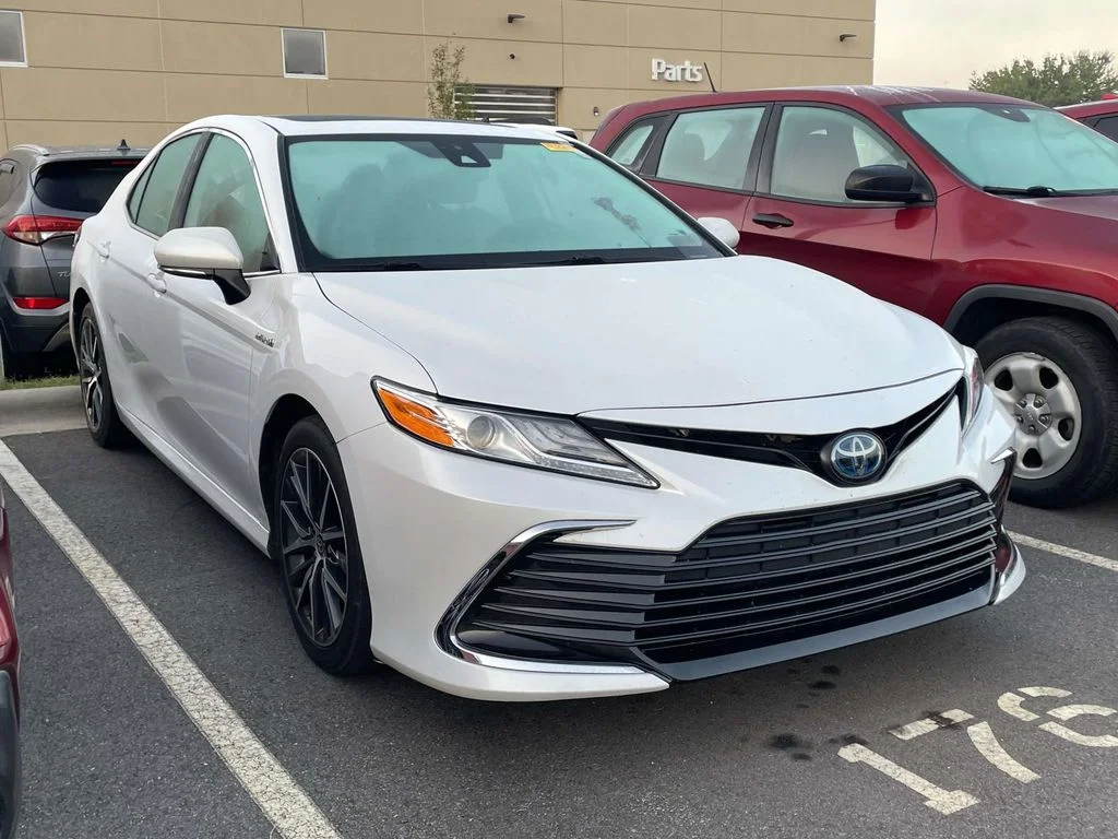 Used 2021 Wind Chill Pearl Toyota Hybrid XLE image 1