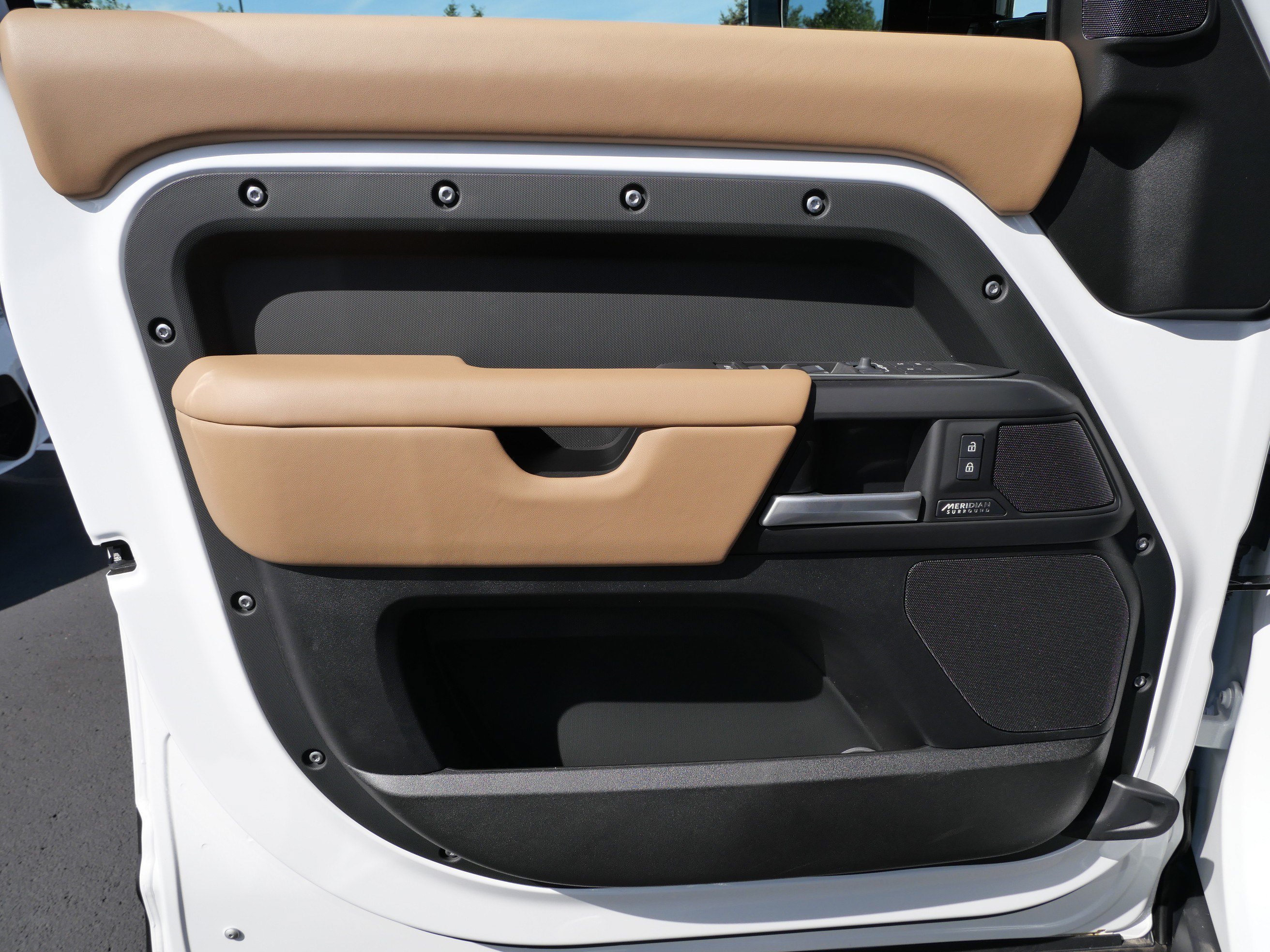 New 2026 Fuji White Land Rover X-Dynamic SE image 4