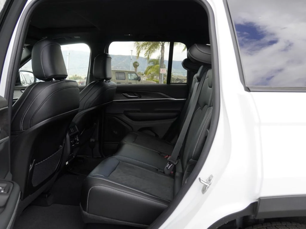 New 2026 Bright White Clear-Coat Exterior Paint Jeep Altitude image 23