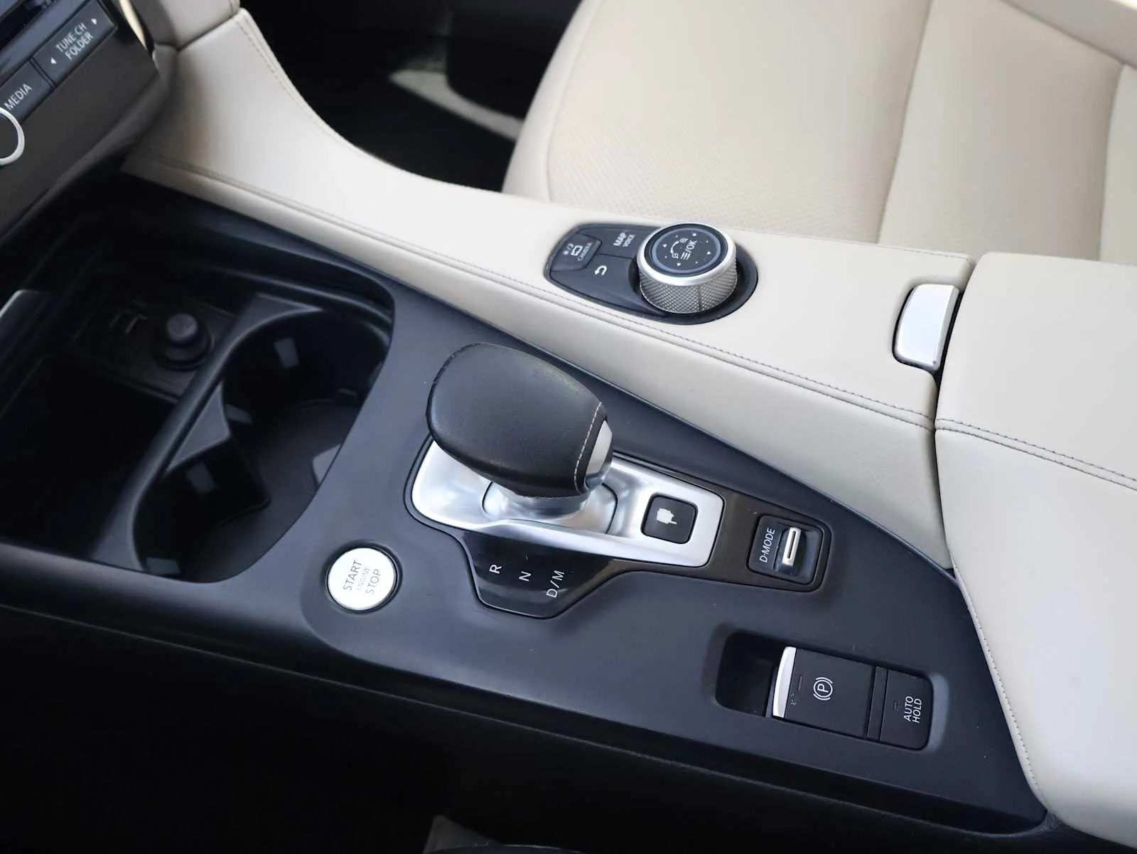 Used 2019 Majestic White INFINITI ESSENTIAL image 21