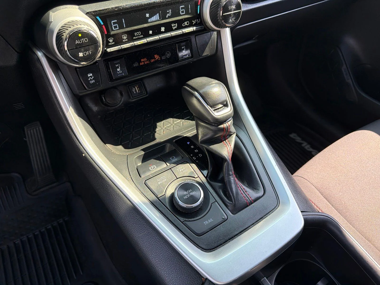 2023 Toyota RAV4 SE - Photo 30