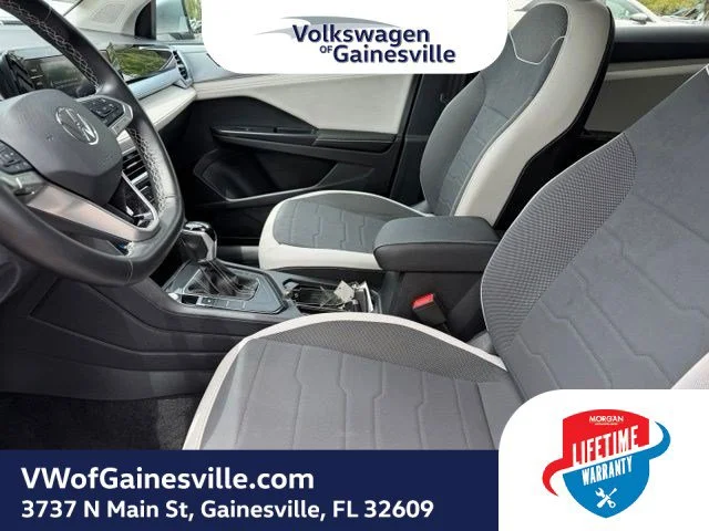 Certified Used 2025 Pyrite Silver Metallic Volkswagen SE image 18