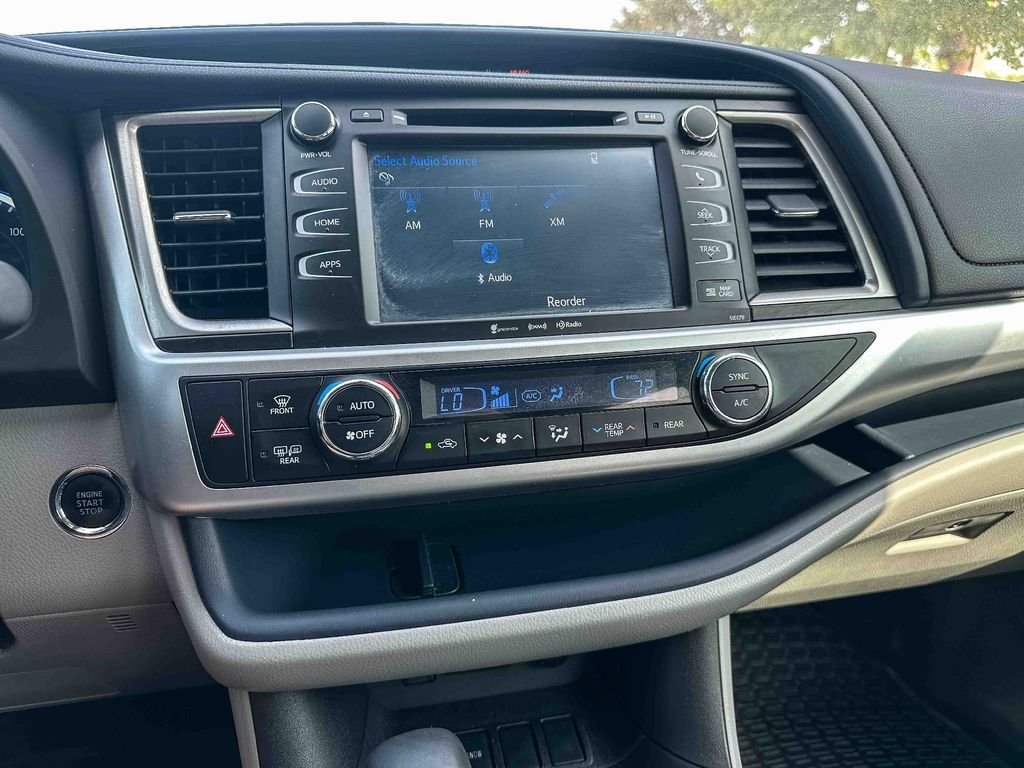 Used 2018 White Toyota XLE image 33