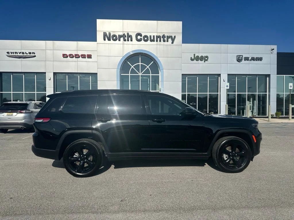 Used 2024 Diamond Black Jeep Limited image 1