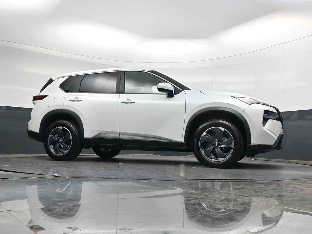 Used 2025 White Nissan SV image 32