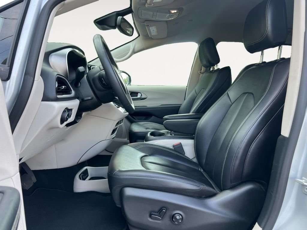 Used 2024 Silver Chrysler Touring L image 9