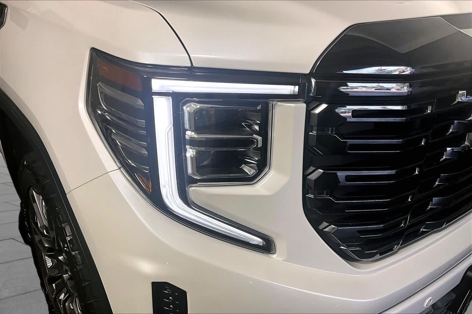 Used 2024 White Frost Tricoat GMC Denali Ultimate image 28