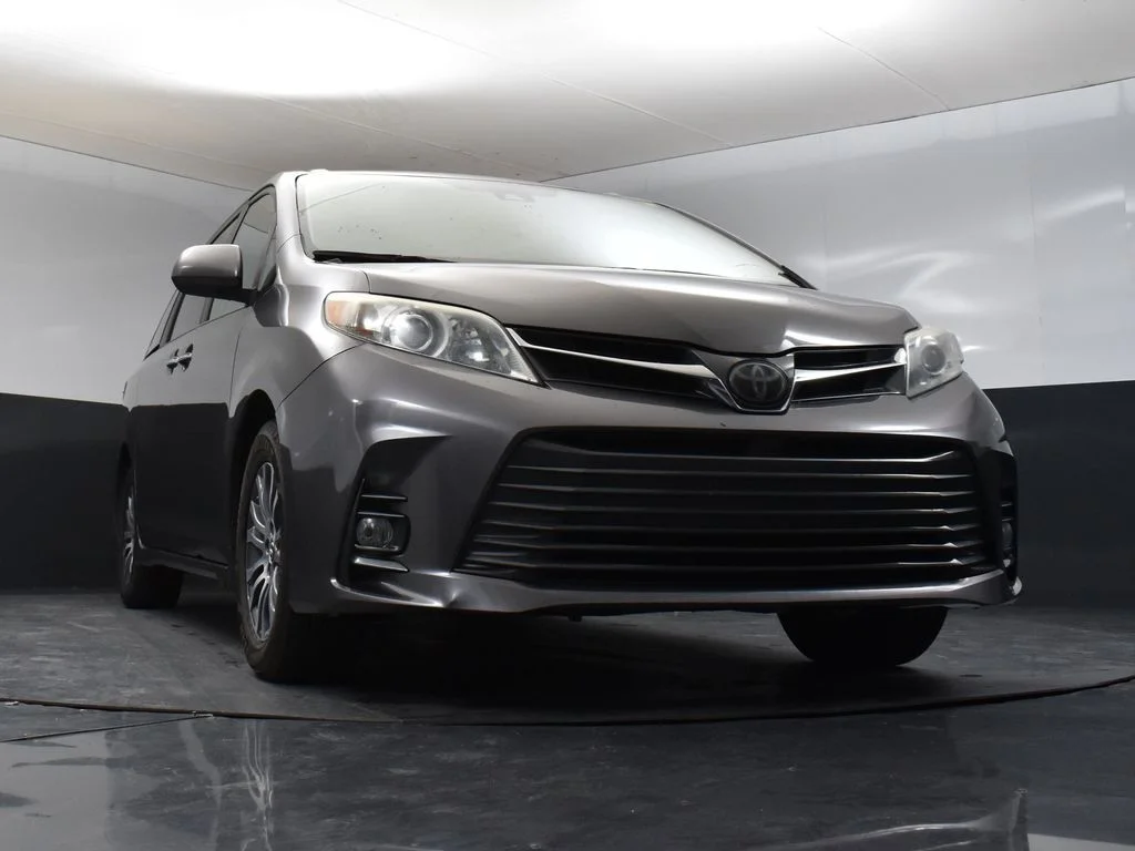 Used 2018 Gray Toyota XLE image 8