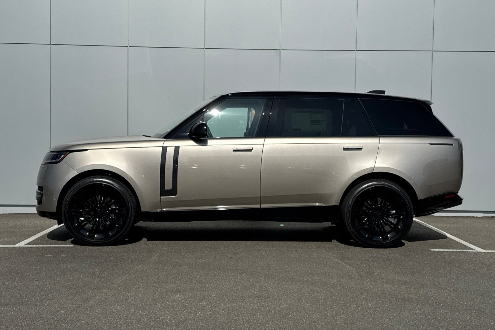 New 2026 Batumi Gold Land Rover SE image 2