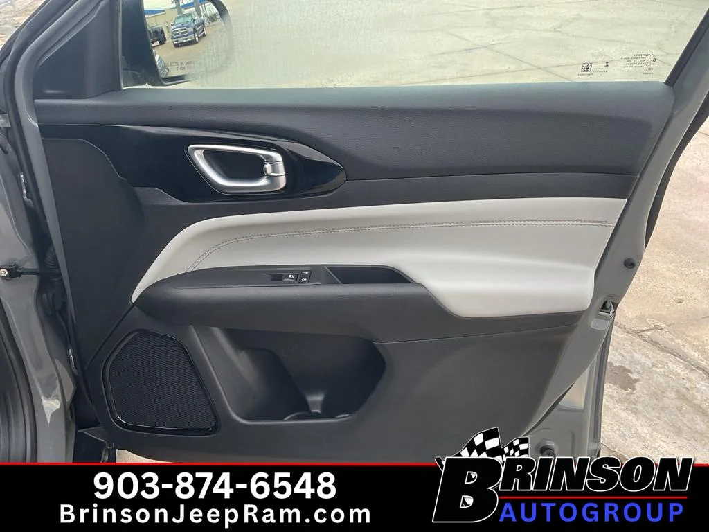 Used 2023 Grey Jeep Limited image 21