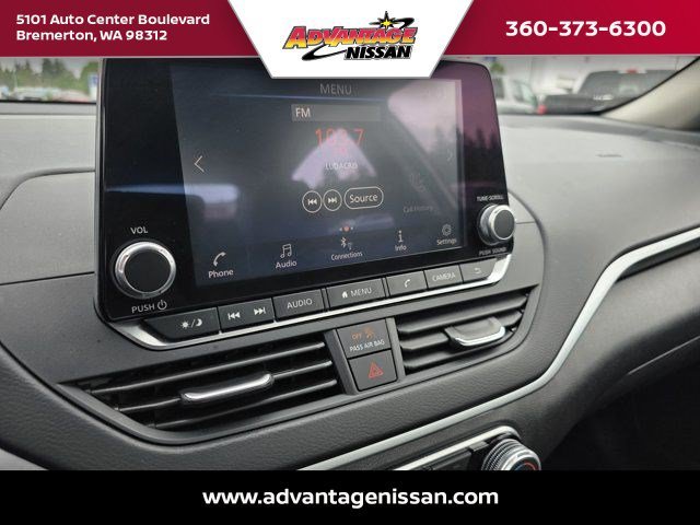 Used 2025 Glacier White Nissan S image 16