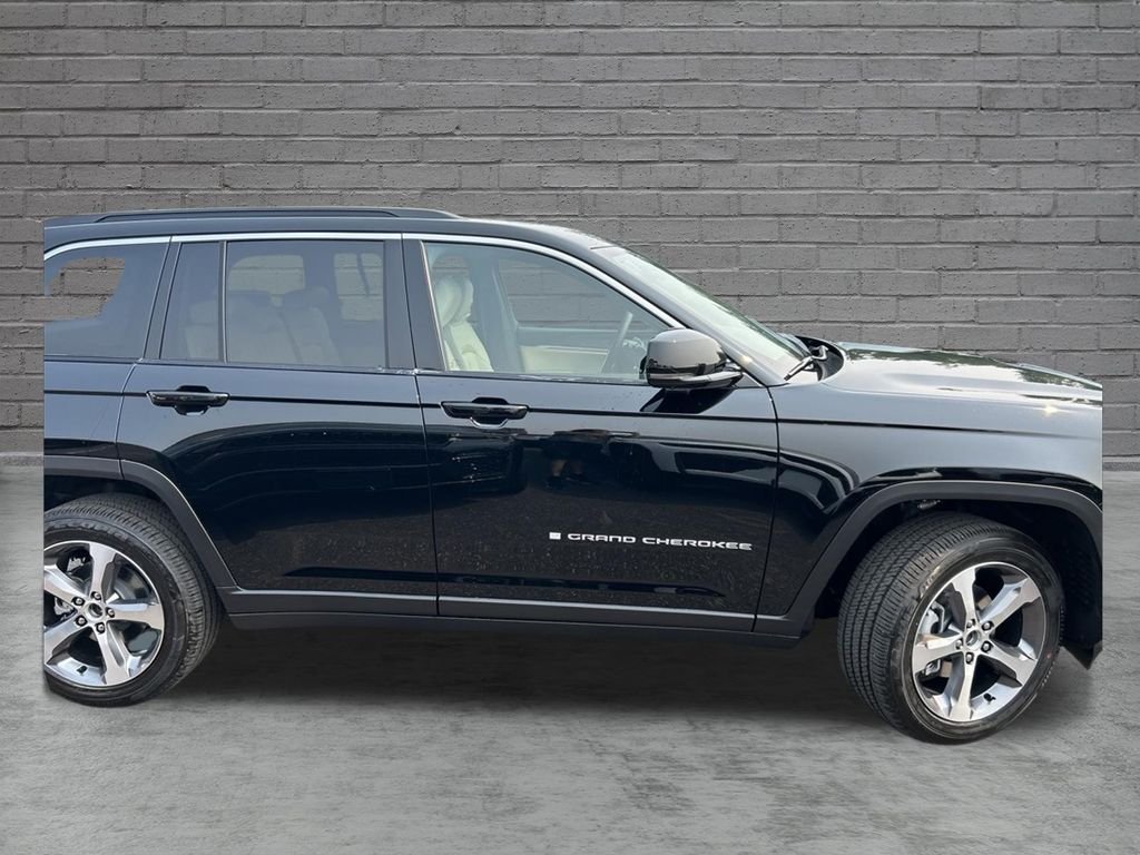 New 2026 Diamond Black Crystal Pearlcoat Jeep Limited image 9