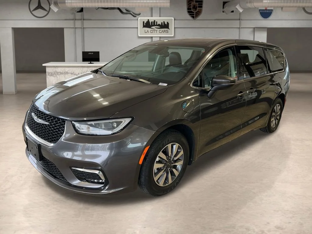 2023 Chrysler Pacifica Hybrid Touring L Hybrid's photo