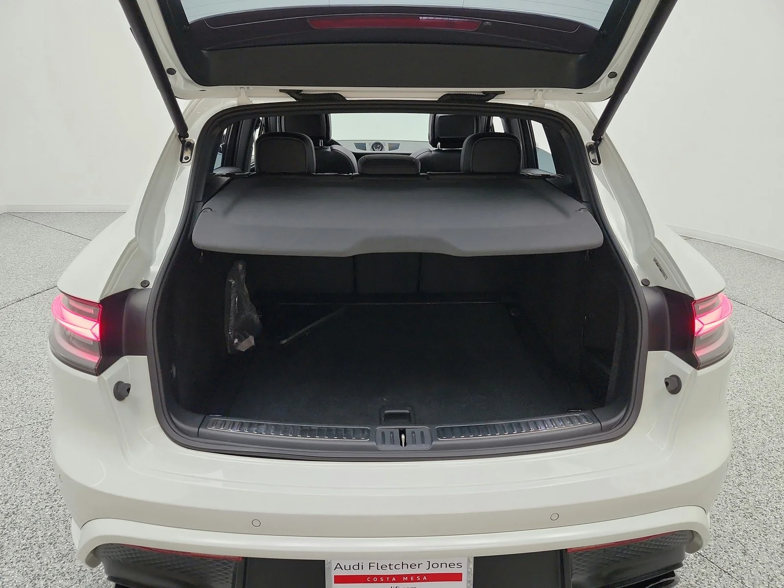 Used 2022 White Porsche GTS AWD image 21
