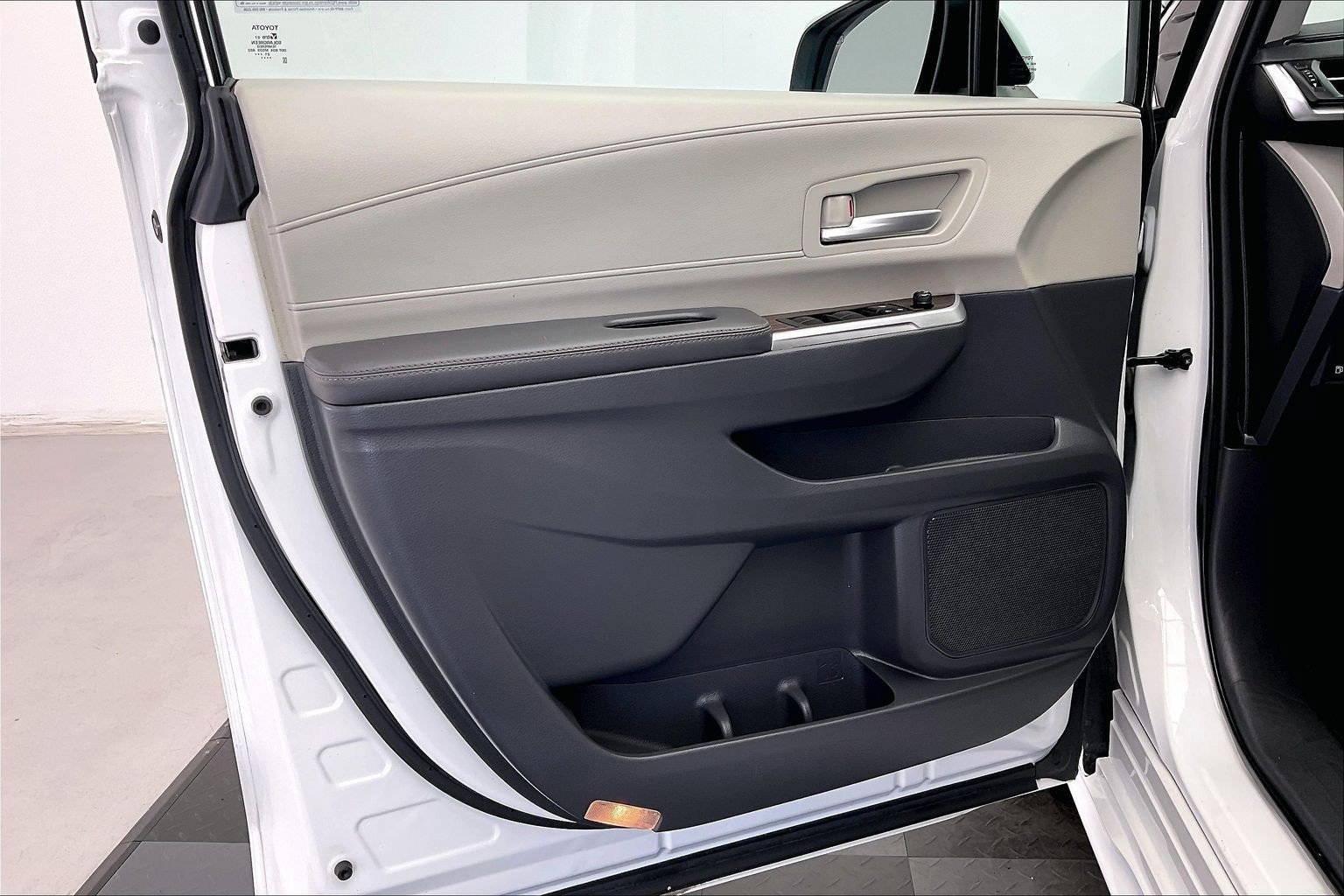 Used 2022 Wind Chill Pearl Toyota XLE image 26
