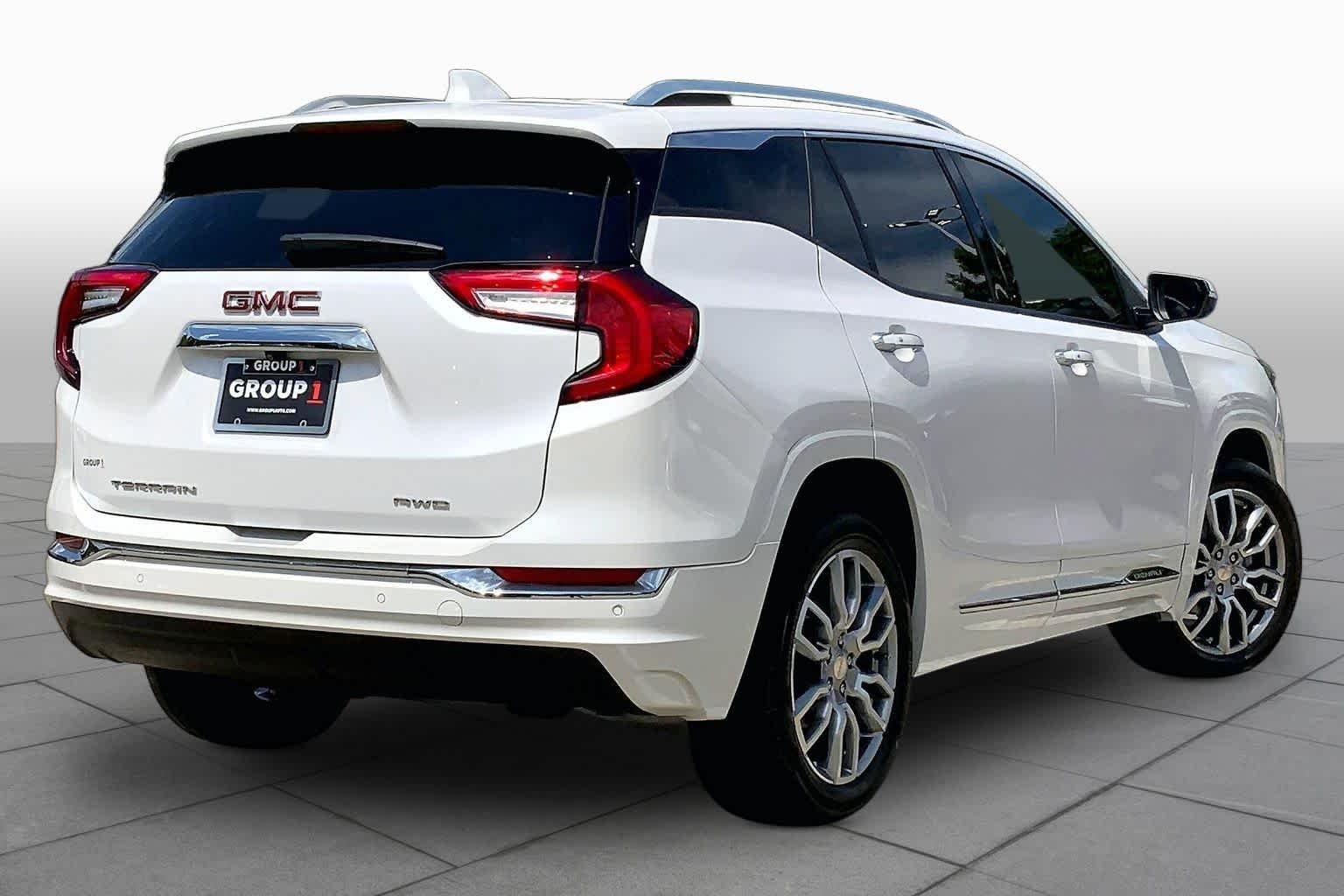 Used 2023 White Frost Tricoat GMC Denali image 13