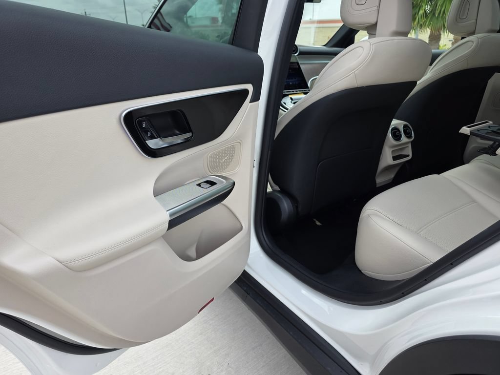 New 2026 Polar White Mercedes-Benz GLC 300 image 42