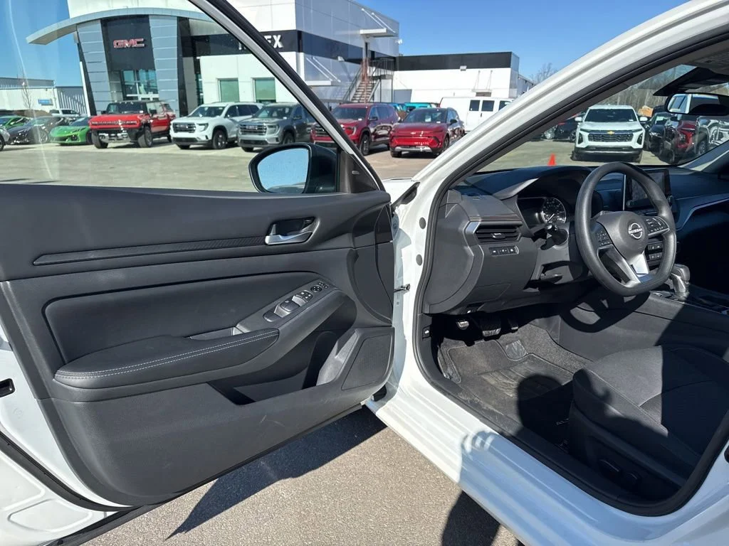 Used 2025 White Nissan SV image 26