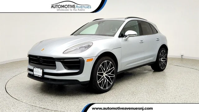 2025 Porsche Macan AWD w/ 21'' RS Spyder Wheels, Surround View & Two-Tone Leather